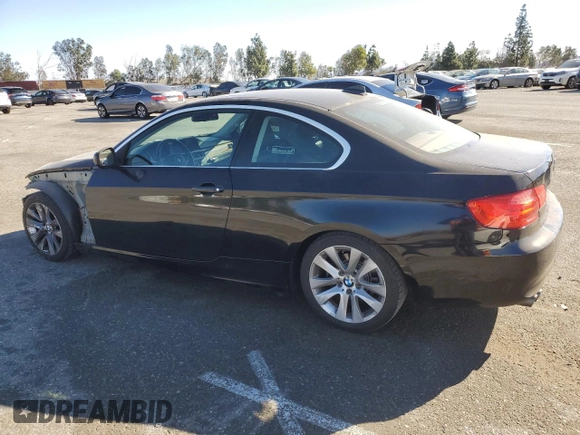 2011 BMW 3 Series 328i z VIN WBAKE5C54BE573498, wystawiony jako Copart lot #88062045 z przebiegiem 81 239 mil mil oraz Szkoda całkowita • Salvage title. Historia ofert i sprzedaży dostępna na DreamBid. Obrazek 2.