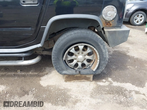 2007 Hummer H2 SUV z VIN 5GRGN23UX7H112972, wystawiony jako IAAI lot #41980625 z przebiegiem 214 857 mil mil oraz . Historia ofert i sprzedaży dostępna na DreamBid. Obrazek 6.