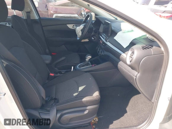 2024 Kia Forte LXS z VIN 3KPF24AD8RE794263, wystawiony jako IAAI lot #40550643 z przebiegiem 10 318 mil mil oraz . Historia ofert i sprzedaży dostępna na DreamBid. Obrazek 5.