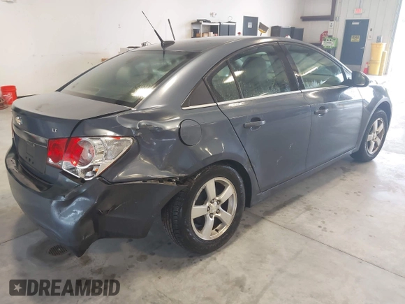 2014 Chevrolet Cruze 1LT z VIN 1G1PC5SB4E7140559, wystawiony jako IAAI lot #42622597 z przebiegiem 127 756 mil mil oraz . Historia ofert i sprzedaży dostępna na DreamBid. Obrazek 4.