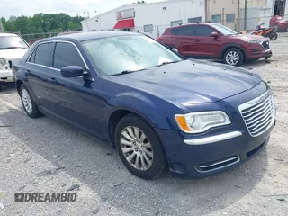 2014 Chrysler 300 z VIN 2C3CCAAG5EH373645, wystawiony jako IAAI lot #42282963 z przebiegiem 220 825 mil mil oraz . Historia ofert i sprzedaży dostępna na DreamBid. Obrazek 1.