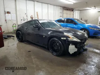 2009 Nissan 370Z z VIN JN1AZ44EX9M407193, wystawiony jako Copart lot #84891734 z przebiegiem 129 296 mil mil oraz Szkoda całkowita • Salvage title. Historia ofert i sprzedaży dostępna na DreamBid. Obrazek 4.