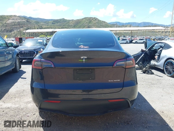 2024 Tesla Model Y Long Range z VIN 7SAYGAEE8RF198286, wystawiony jako IAAI lot #41950454 z przebiegiem 7 611 mil mil oraz . Historia ofert i sprzedaży dostępna na DreamBid. Obrazek 16.