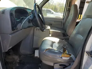 2000 Ford Econoline Cargo z VIN 1FTRE14L2YHB70344, wystawiony jako Copart lot #87704865 z przebiegiem 179 233 mil mil oraz Nie do naprawy. Historia ofert i sprzedaży dostępna na DreamBid. Obrazek 7.
