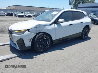 2025 BMW iX xDrive50 z VIN WB523CF07SCT17117, wystawiony jako IAAI lot #42042262 z przebiegiem 7485 mil mil oraz . Historia ofert i sprzedaży dostępna na DreamBid. Obrazek 2.