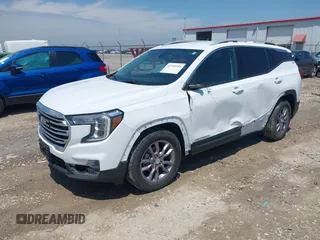 2023 GMC Terrain SLT z VIN 3GKALVEG2PL172143, wystawiony jako IAAI lot #42353393 z przebiegiem 56 609 mil mil oraz . Historia ofert i sprzedaży dostępna na DreamBid. Obrazek 2.