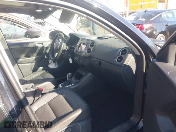 2011 Volkswagen Tiguan SE with VIN WVGBV7AXXBW511550, listed as a IAAI auction lot 41630804 with 99,967 mi miles and . Bid and sale history available at DreamBid. Image 5.