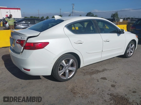 2013 Acura ILX Technology z VIN 19VDE1F73DE018446, wystawiony jako IAAI lot #42486503 z przebiegiem 76 249 mil mil oraz . Historia ofert i sprzedaży dostępna na DreamBid. Obrazek 4.
