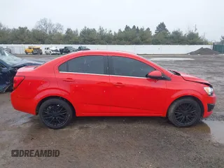 2015 Chevrolet Sonic LT z VIN 1G1JC5SBXF4179097, wystawiony jako IAAI lot #41715882 z przebiegiem 127 163 mil mil oraz . Historia ofert i sprzedaży dostępna na DreamBid. Obrazek 13.