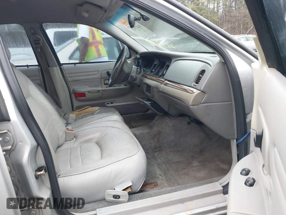 2001 Ford Crown Victoria LX с VIN 2FAFP74W21X143151, выставлен на аукционе IAAI как лот 41471923 с пробегом 207 583 миль миль и . История ставок и продаж доступна на DreamBid. Изображение 5.