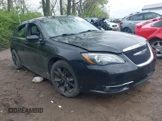 2013 Chrysler 200 Limited z VIN 1C3CCBCG5DN719511, wystawiony jako IAAI lot #42127307 z przebiegiem 145 134 mil mil oraz . Historia ofert i sprzedaży dostępna na DreamBid. Obrazek 1.