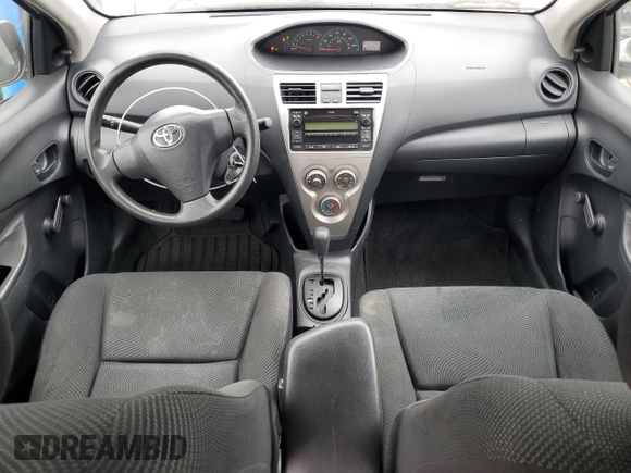 2009 Toyota Yaris z VIN JTDBT903691327542, wystawiony jako Copart lot #53231525 z przebiegiem 161 477 mil mil oraz Szkody całkowita. Historia ofert i sprzedaży dostępna na DreamBid. Obrazek 8.