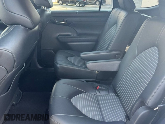 2024 Toyota Highlander LE z VIN 5TDKDRAH7RS534676, wystawiony jako Copart lot #57361405 z przebiegiem 11 321 mil mil oraz Czysty tytuł • Clean title. Historia ofert i sprzedaży dostępna na DreamBid. Obrazek 6.
