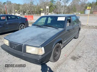 1995 Volvo 900 z VIN YV1JS8314S1209962, wystawiony jako IAAI lot #41750021 z przebiegiem 202 921 mil mil oraz . Historia ofert i sprzedaży dostępna na DreamBid. Obrazek 2.