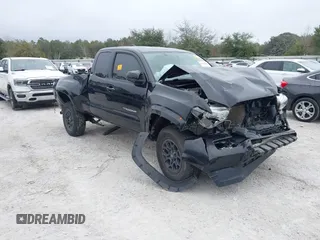 2017 Toyota Tacoma SR5 z VIN 5TFRZ5CN2HX046174, wystawiony jako IAAI lot #41524202 z przebiegiem 121 132 mil mil oraz . Historia ofert i sprzedaży dostępna na DreamBid. Obrazek 1.
