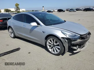 2018 Tesla Model 3 Long Range Battery z VIN 5YJ3E1EB4JF069307, wystawiony jako Copart lot #55079415 z przebiegiem 96 899 mil mil oraz Szkoda całkowita • Salvage title. Historia ofert i sprzedaży dostępna na DreamBid. Obrazek 4.