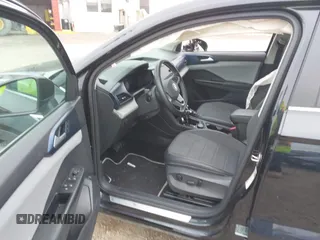 2023 Volkswagen Taos SE z VIN 3VVNX7B22PM330188, wystawiony jako IAAI lot #42219485 z przebiegiem 26 166 mil mil oraz . Historia ofert i sprzedaży dostępna na DreamBid. Obrazek 5.