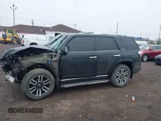 2018 Toyota 4Runner SR5 z VIN JTEBU5JR2J5579001, wystawiony jako IAAI lot #41996934 z przebiegiem 69 066 mil mil oraz . Historia ofert i sprzedaży dostępna na DreamBid. Obrazek 15.