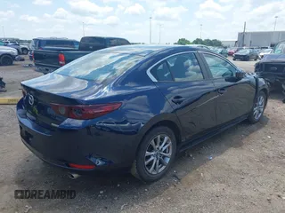 2021 Mazda 3 S z VIN JM1BPAAL6M1331460, wystawiony jako IAAI lot #42197743 z przebiegiem 53 972 mil mil oraz . Historia ofert i sprzedaży dostępna na DreamBid. Obrazek 4.