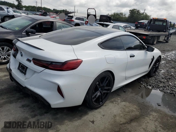 2022 BMW M8 Competition z VIN WBSAE0C05NCJ74694, wystawiony jako Copart lot #65454813 z przebiegiem 14 156 mil mil oraz . Historia ofert i sprzedaży dostępna na DreamBid. Obrazek 3.
