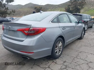 2015 Hyundai Sonata SE z VIN 5NPE24AF4FH245048, wystawiony jako IAAI lot #41774681 z przebiegiem 133 392 mil mil oraz . Historia ofert i sprzedaży dostępna na DreamBid. Obrazek 4.