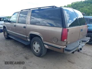 1996 Chevrolet Suburban z VIN 1GNFK16R9TJ326563, wystawiony jako IAAI lot #42300678 z przebiegiem 211 224 mil mil oraz . Historia ofert i sprzedaży dostępna na DreamBid. Obrazek 3.