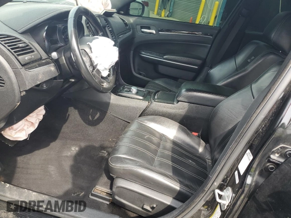 2019 Chrysler 300 S z VIN 2C3CCABG0KH565971, wystawiony jako Copart lot #56640265 z przebiegiem Nie podano mil oraz Czysty tytuł • Clean title. Historia ofert i sprzedaży dostępna na DreamBid. Obrazek 7.