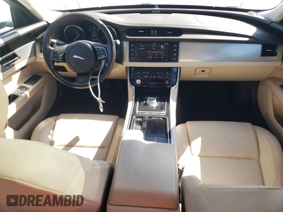2016 Jaguar XF 35t Premium z VIN SAJBD4BV5GCY19710, wystawiony jako Copart lot #46468665 z przebiegiem 96 207 mil mil oraz Szkoda całkowita • Salvage title. Historia ofert i sprzedaży dostępna na DreamBid. Obrazek 8.