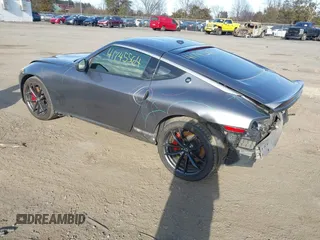 2023 Nissan Z Performance с VIN JN1BZ4BH5PM311048, выставлен на аукционе IAAI как лот 41745564 с пробегом 27 787 миль миль и . История ставок и продаж доступна на DreamBid. Изображение 3.