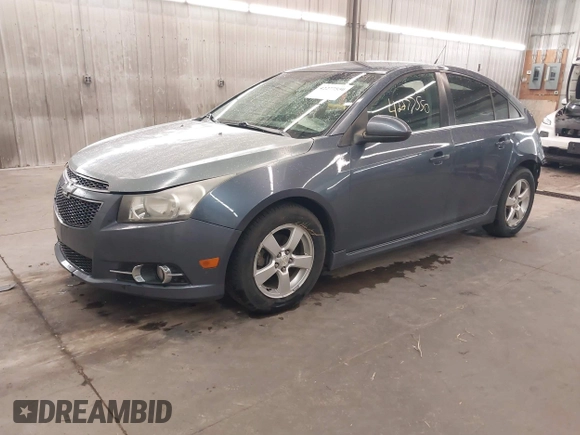 2014 Chevrolet Cruze 1LT z VIN 1G1PC5SB9E7449623, wystawiony jako IAAI lot #42277550 z przebiegiem 175 964 mil mil oraz . Historia ofert i sprzedaży dostępna na DreamBid. Obrazek 2.