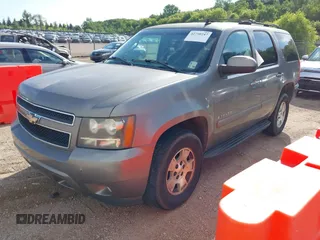 2007 Chevrolet Tahoe LS z VIN 1GNFC13027R231885, wystawiony jako IAAI lot #42750247 z przebiegiem 167 072 mil mil oraz . Historia ofert i sprzedaży dostępna na DreamBid. Obrazek 2.