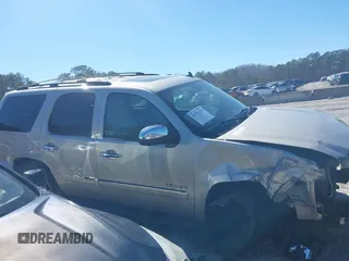 2014 Chevrolet Tahoe LTZ z VIN 1GNSCCE00ER228911, wystawiony jako IAAI lot #41732239 z przebiegiem 216 743 mil mil oraz . Historia ofert i sprzedaży dostępna na DreamBid. Obrazek 14.
