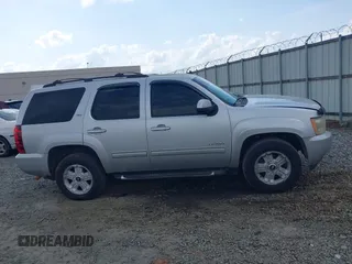 2011 Chevrolet Tahoe LT z VIN 1GNSKBE05BR221199, wystawiony jako IAAI lot #41941402 z przebiegiem 266 815 mil mil oraz . Historia ofert i sprzedaży dostępna na DreamBid. Obrazek 13.