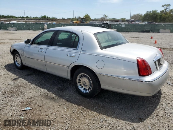 2002 Lincoln Town Car Signature z VIN 1LNHM82WX2Y668217, wystawiony jako Copart lot #53368085 z przebiegiem 457 481 mil mil oraz Szkoda całkowita • Salvage title. Historia ofert i sprzedaży dostępna na DreamBid. Obrazek 2.