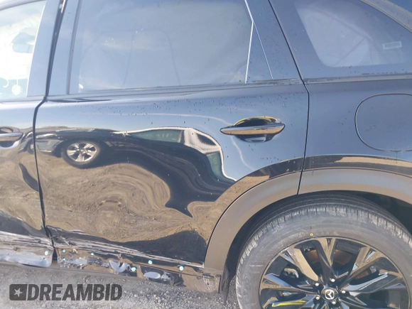 2025 Mazda CX-90 Premium Sport z VIN JM3KKCHD3S1218675, wystawiony jako IAAI lot #41971539 z przebiegiem Nie podano mil oraz . Historia ofert i sprzedaży dostępna na DreamBid. Obrazek 19.