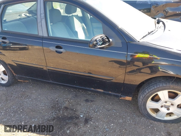 2007 Ford Focus S z VIN 1FAHP34N67W223825, wystawiony jako IAAI lot #42226952 z przebiegiem 271 842 mil mil oraz . Historia ofert i sprzedaży dostępna na DreamBid. Obrazek 6.