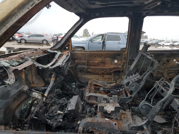 2003 Chevrolet Tahoe LS z VIN 1GNEC13T23J285248, wystawiony jako Copart lot #82634824 z przebiegiem Nie podano mil oraz Nie do naprawy • Non repairable. Historia ofert i sprzedaży dostępna na DreamBid. Obrazek 7.