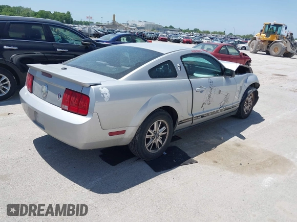 2007 Ford Mustang Deluxe z VIN 1ZVFT80N275244240, wystawiony jako IAAI lot #42279817 z przebiegiem 204 840 mil mil oraz . Historia ofert i sprzedaży dostępna na DreamBid. Obrazek 4.