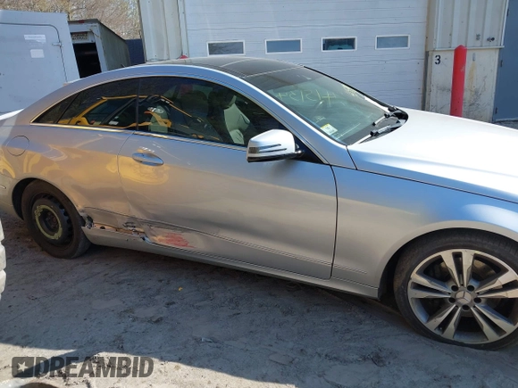 2014 Mercedes-Benz E-Class E 350 with VIN WDDKJ8JB2EF237510, listed as a IAAI auction lot 42122701 with 137,649 mi miles. Bid and sale history available at carsss.com. Image 14.