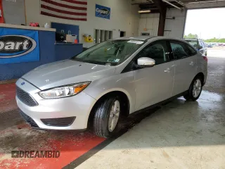 2018 Ford Focus SE z VIN 1FADP3F23JL214008, wystawiony jako Copart lot #59692045 z przebiegiem 57 247 mil mil oraz Szkoda całkowita • Salvage title. Historia ofert i sprzedaży dostępna na DreamBid. Obrazek 1.