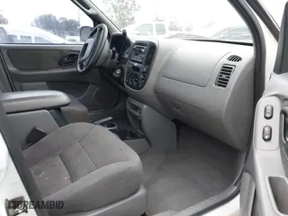 2001 Ford Escape XLT with VIN 1FMYU03121KB61138, listed as a IAAI auction lot 42044869 with 164,698 mi miles. Bid and sale history available at carsss.com. Image 5.