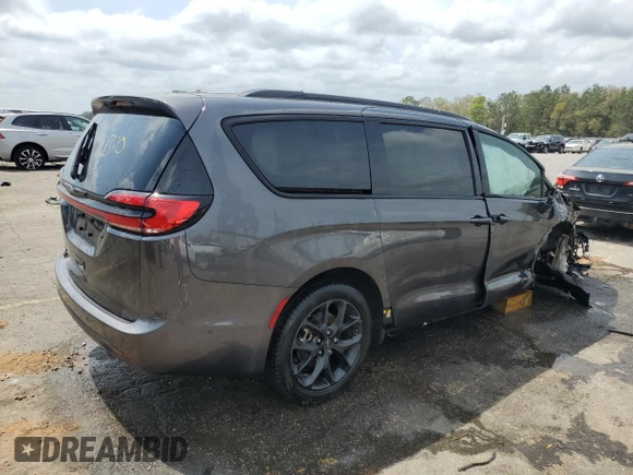 2022 Chrysler Pacifica Touring L with VIN 2C4RC1BG8NR152314, listed as a Copart auction lot 50923955 with 32,893 mi miles and Salvage Title. Bid and sale history available at DreamBid. Image 3.