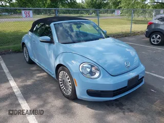 2013 Volkswagen Beetle 50s Edition z VIN 3VW5P7AT3DM831723, wystawiony jako IAAI lot #42398789 z przebiegiem 113 928 mil mil oraz . Historia ofert i sprzedaży dostępna na DreamBid. Obrazek 1.