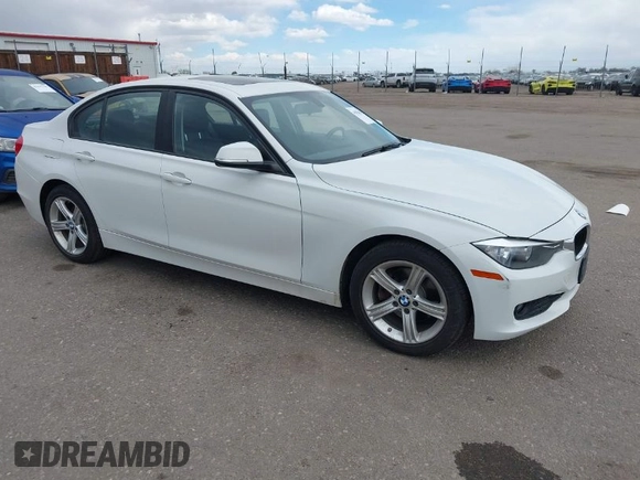 2013 BMW 3 Series 320i xDrive z VIN WBA3C3C50DF981637, wystawiony jako IAAI lot #41834187 z przebiegiem 79 406 mil mil oraz . Historia ofert i sprzedaży dostępna na DreamBid. Obrazek 1.
