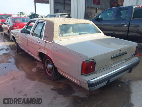 1988 Ford Crown Victoria z VIN 2FABP74F8JX224055, wystawiony jako IAAI lot #42185854 z przebiegiem 32 378 mil mil oraz . Historia ofert i sprzedaży dostępna na DreamBid. Obrazek 3.