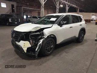 2024 Nissan Rogue S z VIN 5N1BT3AB2RC732834, wystawiony jako IAAI lot #42362033 z przebiegiem 6 642 mil mil oraz . Historia ofert i sprzedaży dostępna na DreamBid. Obrazek 18.