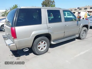 1999 Cadillac Escalade z VIN 1GYEK13R4XR419503, wystawiony jako IAAI lot #42215638 z przebiegiem 174 381 mil mil oraz . Historia ofert i sprzedaży dostępna na DreamBid. Obrazek 4.