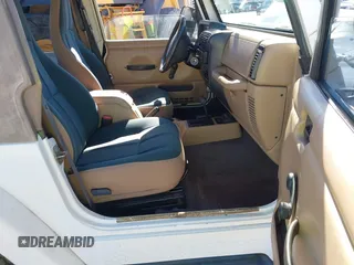 2001 Jeep Wrangler Sahara with VIN 1J4FA59S51P332107, listed as a IAAI auction lot 40954726 with 150,671 mi miles. Bid and sale history available at carsss.com. Image 5.