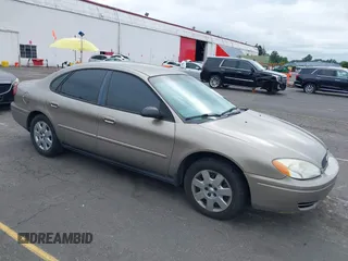 2005 Ford Taurus SE z VIN 1FAHP53245A247571, wystawiony jako IAAI lot #42552425 z przebiegiem 183 338 mil mil oraz . Historia ofert i sprzedaży dostępna na DreamBid. Obrazek 1.
