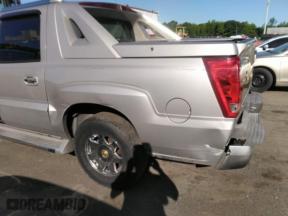 2005 Cadillac Escalade EXT z VIN 3GYEK62NX5G288196, wystawiony jako IAAI lot #42288294 z przebiegiem 94 464 mil mil oraz . Historia ofert i sprzedaży dostępna na DreamBid. Obrazek 6.